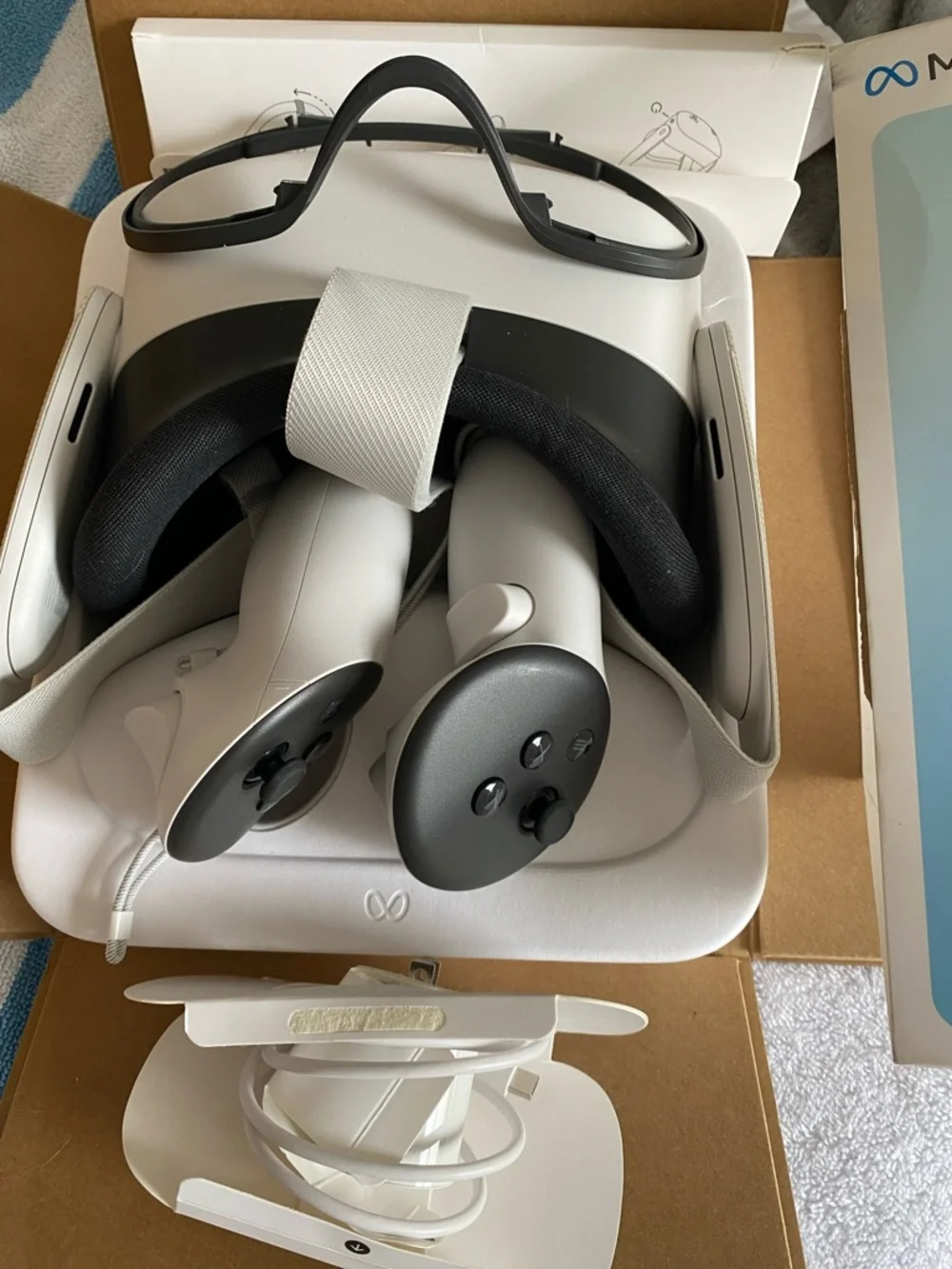 Meta Quest 3S Standalone VR Headset — White with Controllers like new